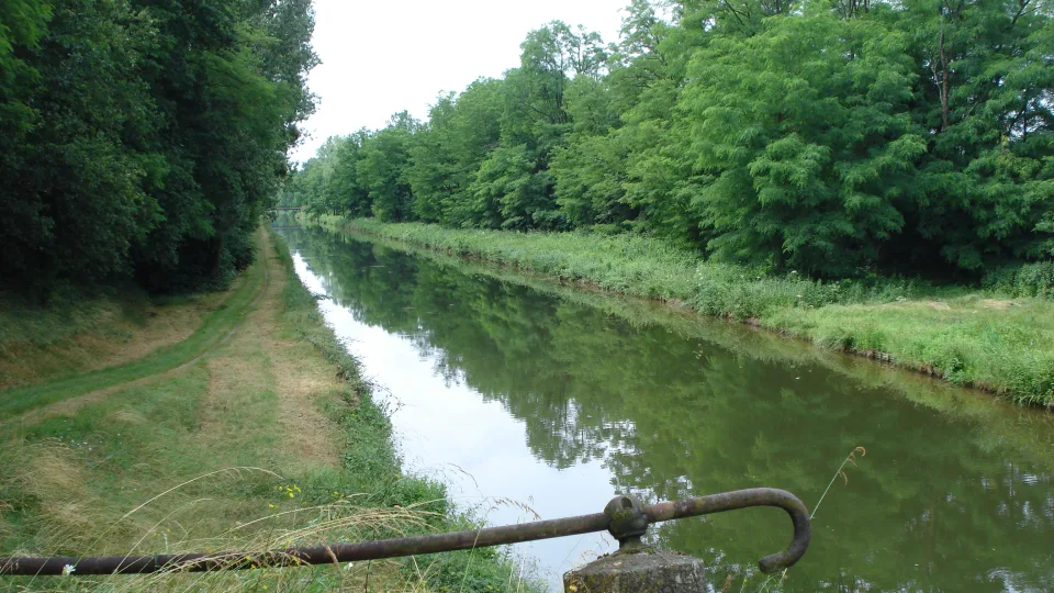 Regional inland-waterway context: the Canal de Roanne à Digoin at Artaix, France