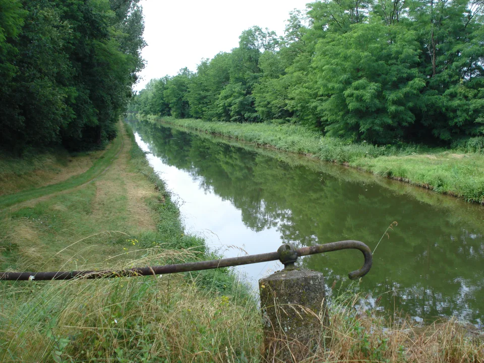 Regional inland-waterway context: the Canal de Roanne à Digoin at Artaix, France