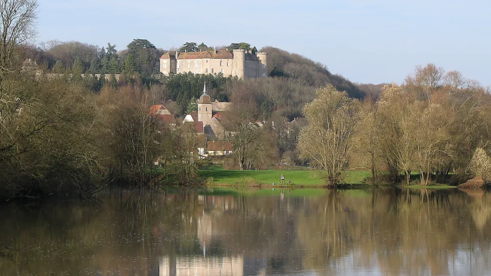 Regional river context: the Saône and village at Ray-sur-Saône