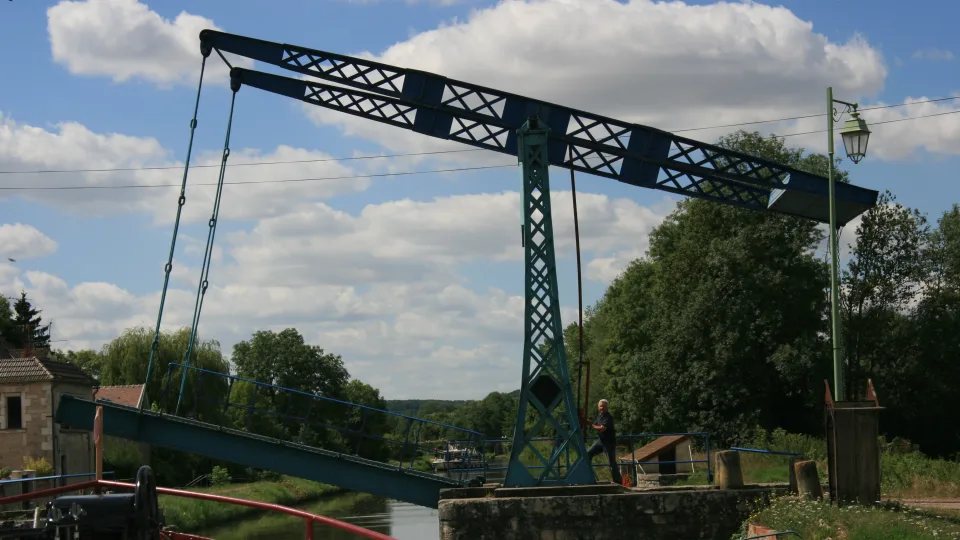Regional Canal du Nivernais context: a lifting bridge at Pousseaux, France