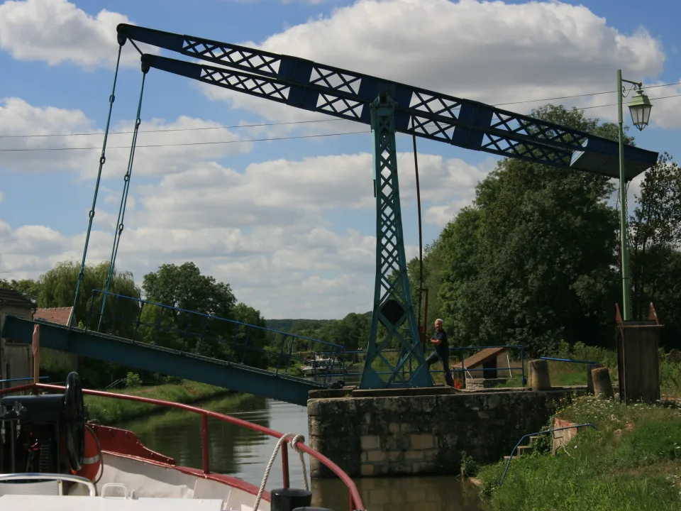 Regional Canal du Nivernais context: a lifting bridge at Pousseaux, France