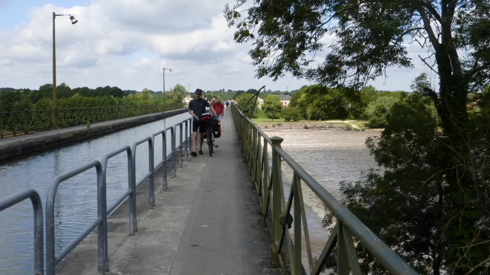 Regional canal context: the Canal latéral à la Loire and towpath on the Guétin aqueduct