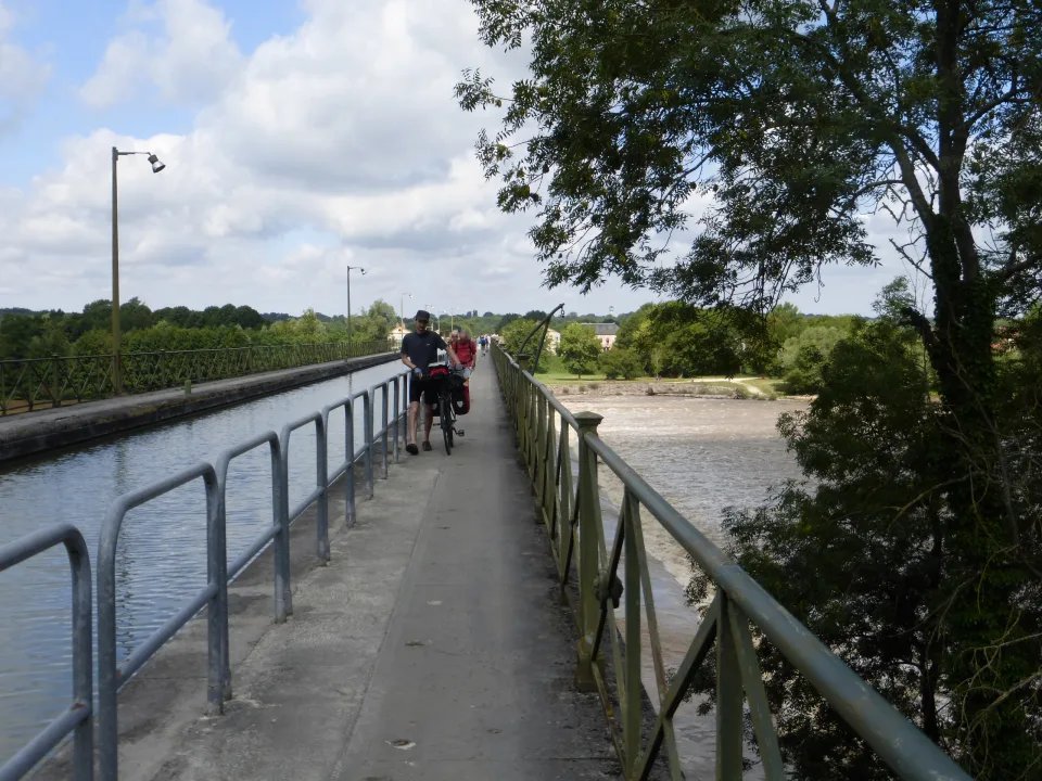 Regional canal context: the Canal latéral à la Loire and towpath on the Guétin aqueduct