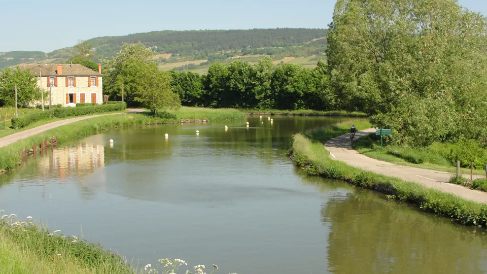 Regional canal context: the Canal du Centre at Chagny, France