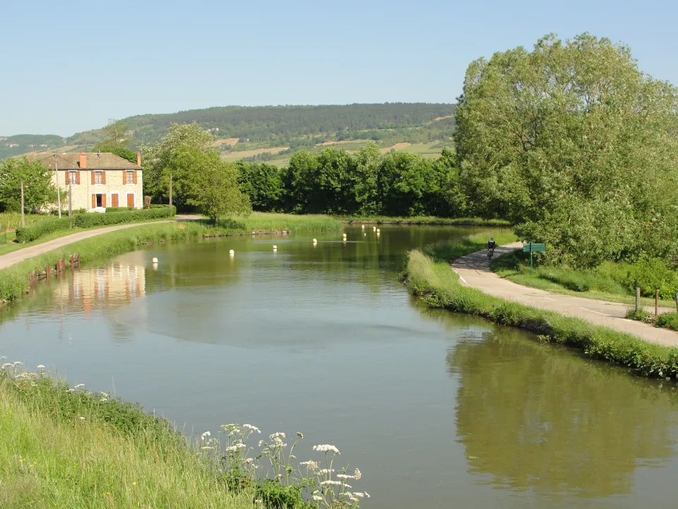 Regional canal context: the Canal du Centre at Chagny, France