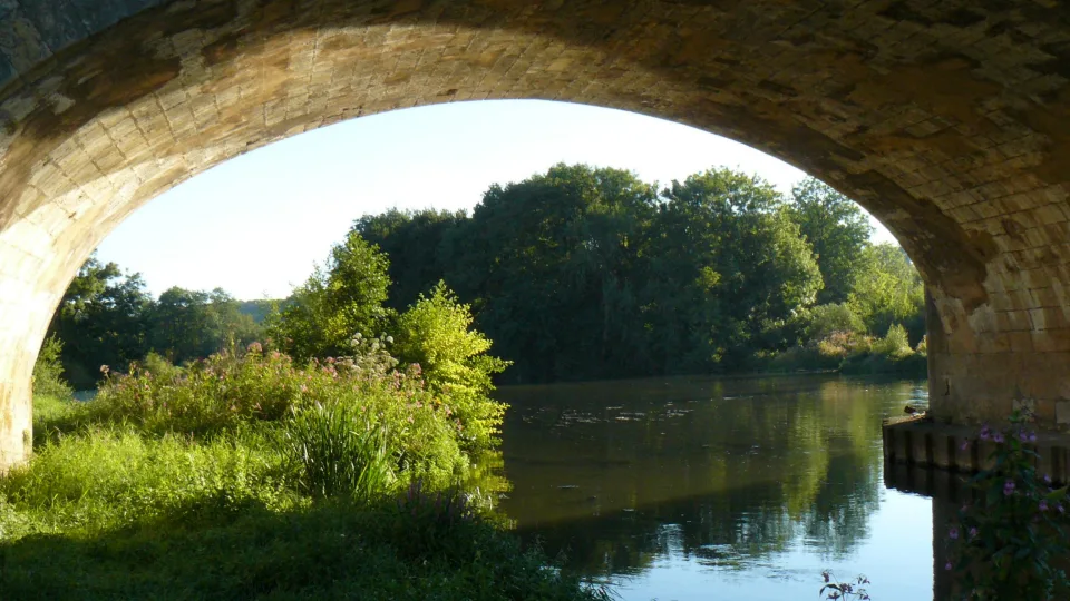 Regional river context: the Saône seen beneath the bridge at Port-sur-Saône
