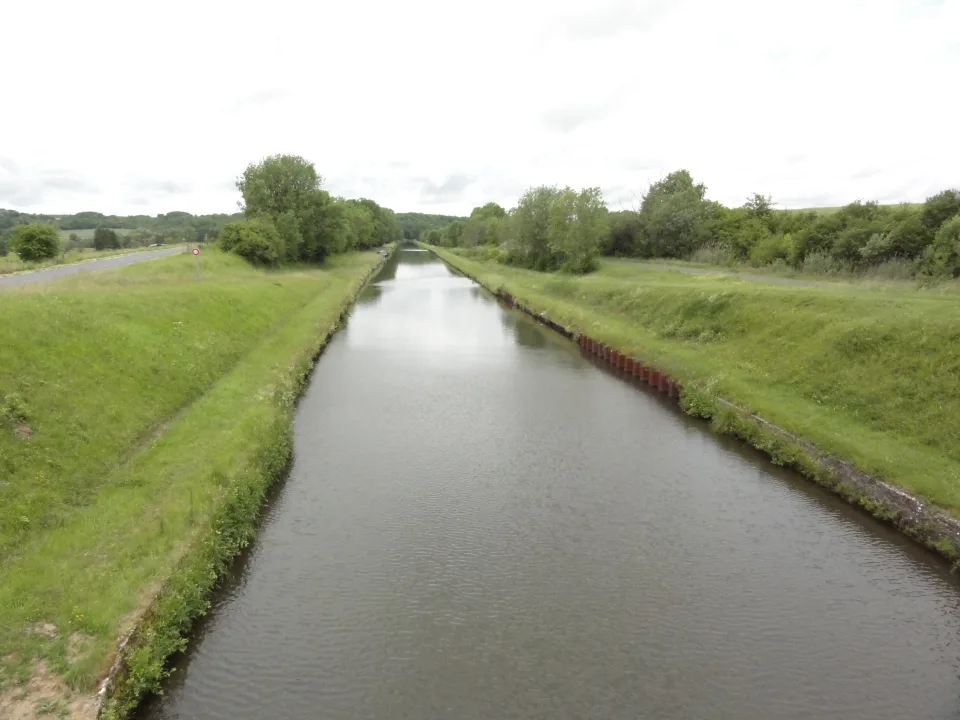 Regional canal context: the Canal de la Marne au Rhin at Hesse, France