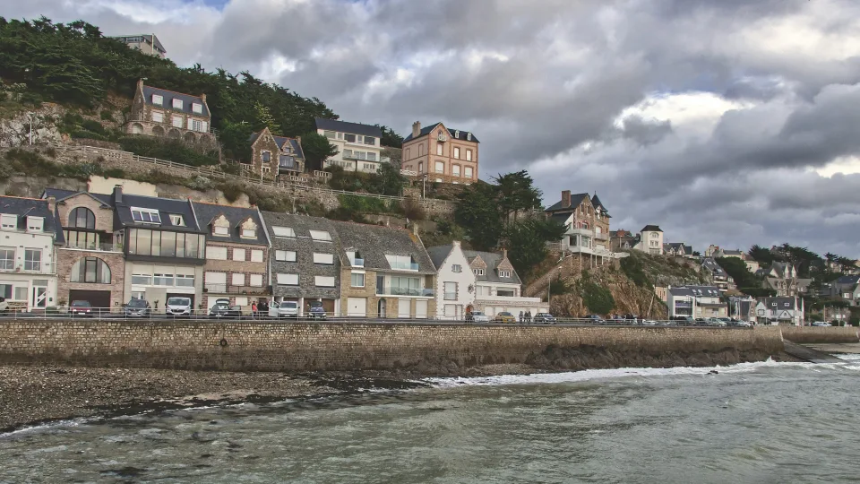 Coastal villas and waterfront at Pointe de Pléneuf