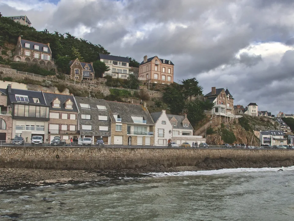 Coastal villas and waterfront at Pointe de Pléneuf