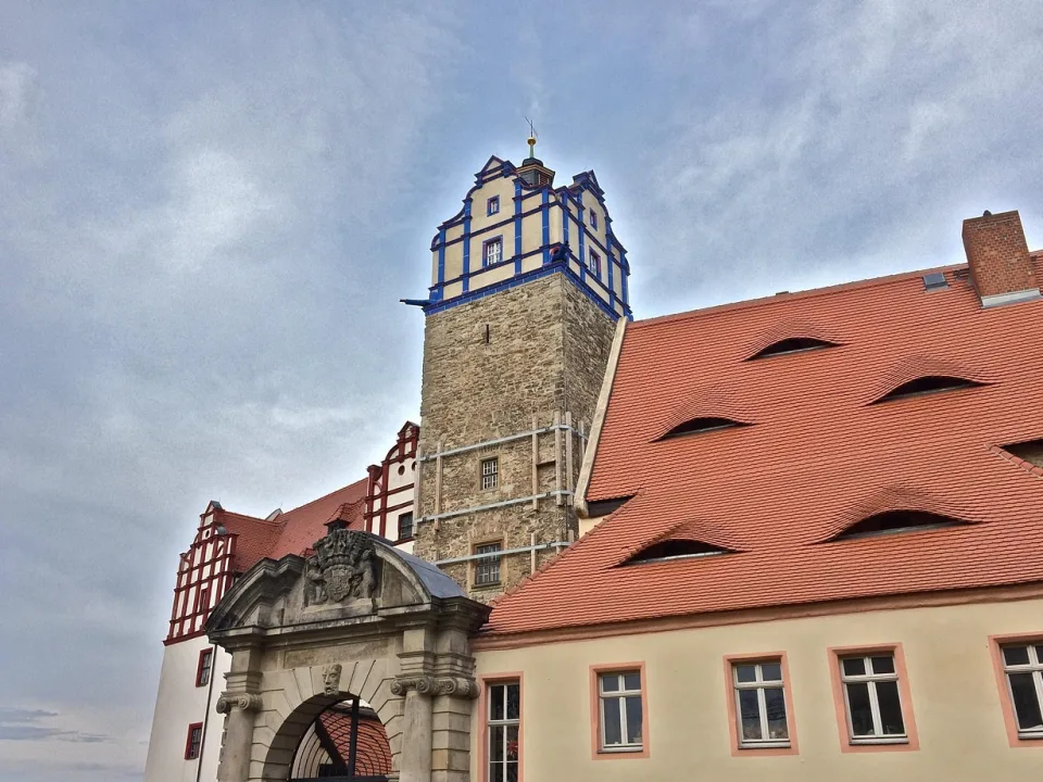 Regional town context: Bernburg Castle courtyard and tower for a Saale guide