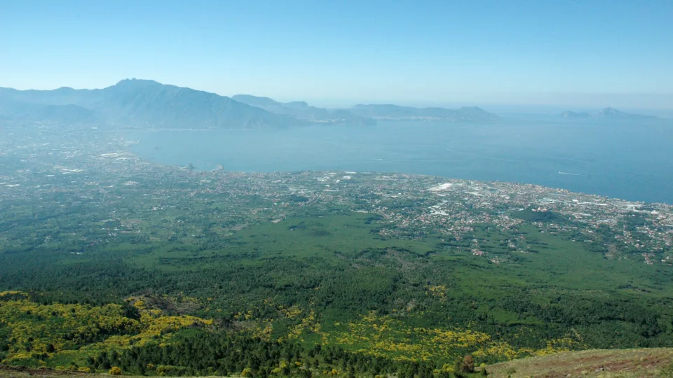 Regional coastal context: the Gulf of Naples and southern shoreline viewed from Mount Vesuvius