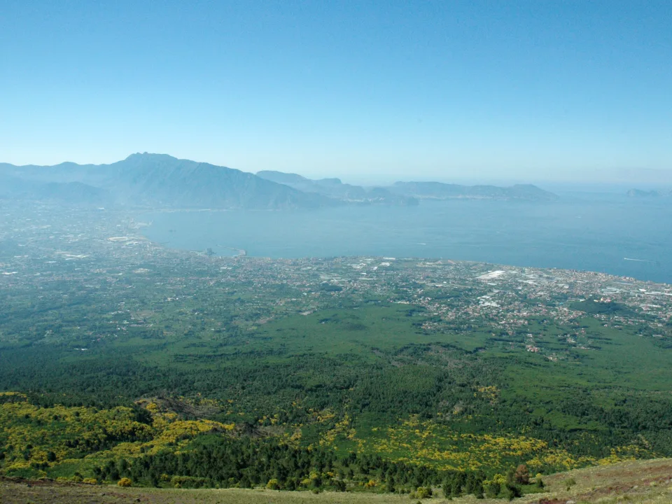 Regional coastal context: the Gulf of Naples and southern shoreline viewed from Mount Vesuvius