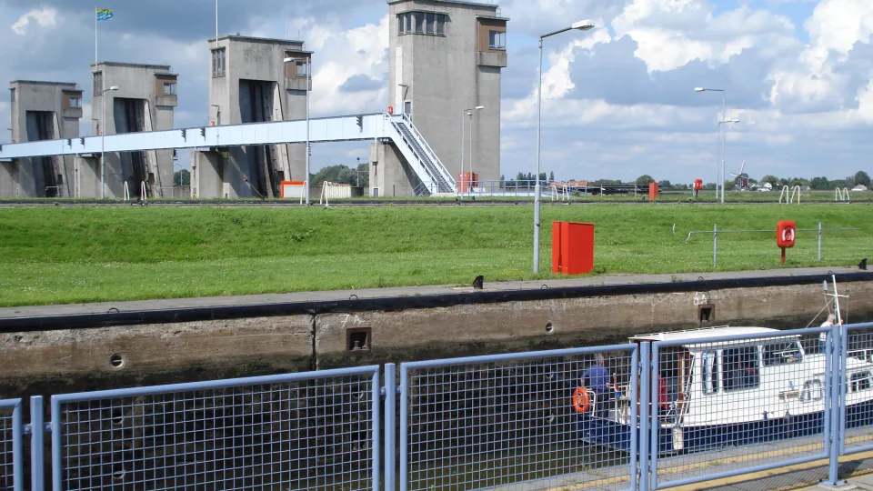 Regional waterway context: maas lock complex at nearby Lithoijen with water and grassy banks