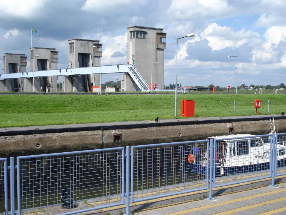 Regional waterway context: maas lock complex at nearby Lithoijen with water and grassy banks