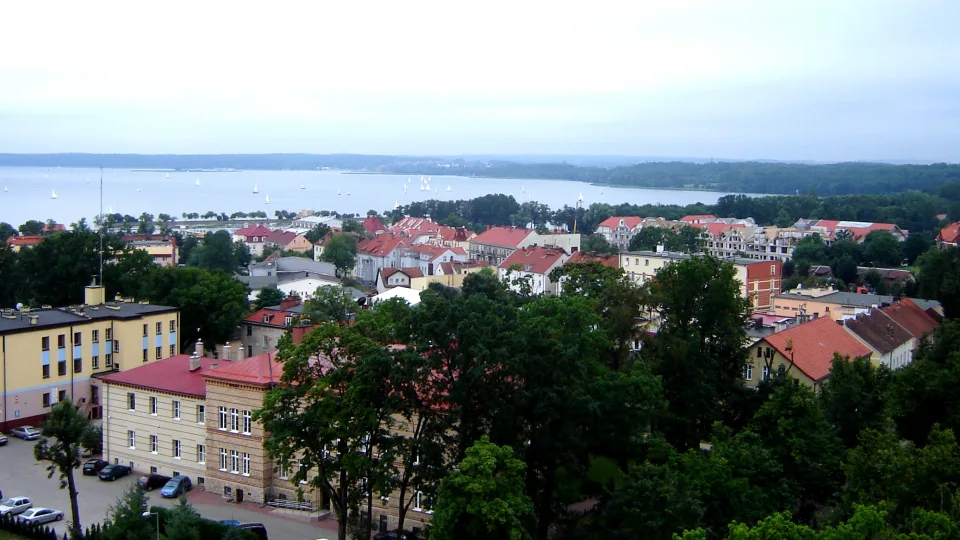 Regional lake context: Lake Niegocin seen southwards from Giżycko, with city rooftops in the foreground