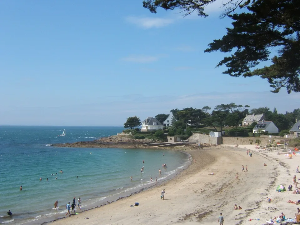 Regional Morbihan coast context: the beach and bay south of Port-Navalo in Arzon.