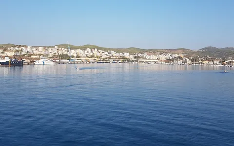 Брегът и пристанището на Лаврион, погледнати откъм спокойното море.