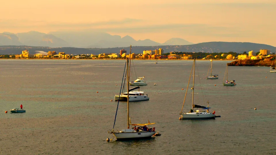Regional Bay of Palma context: yachts off the Platja de Palma coastline, Mallorca.