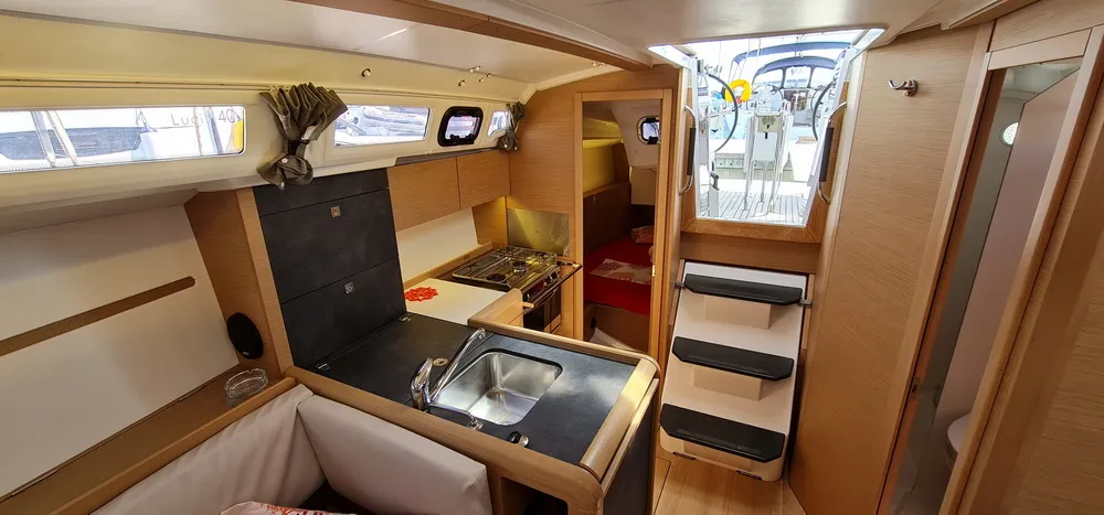 Sun Odyssey 349 Dorina — фотография яхты 7