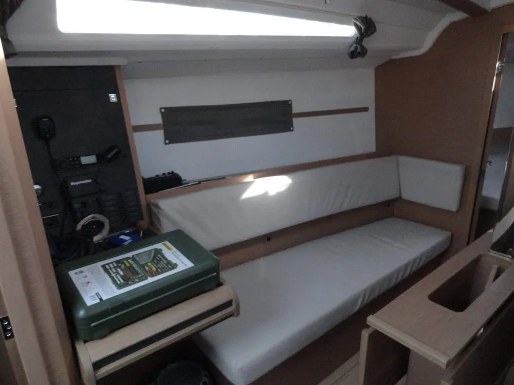 Sun Odyssey 349 Dorina — фотография яхты 12
