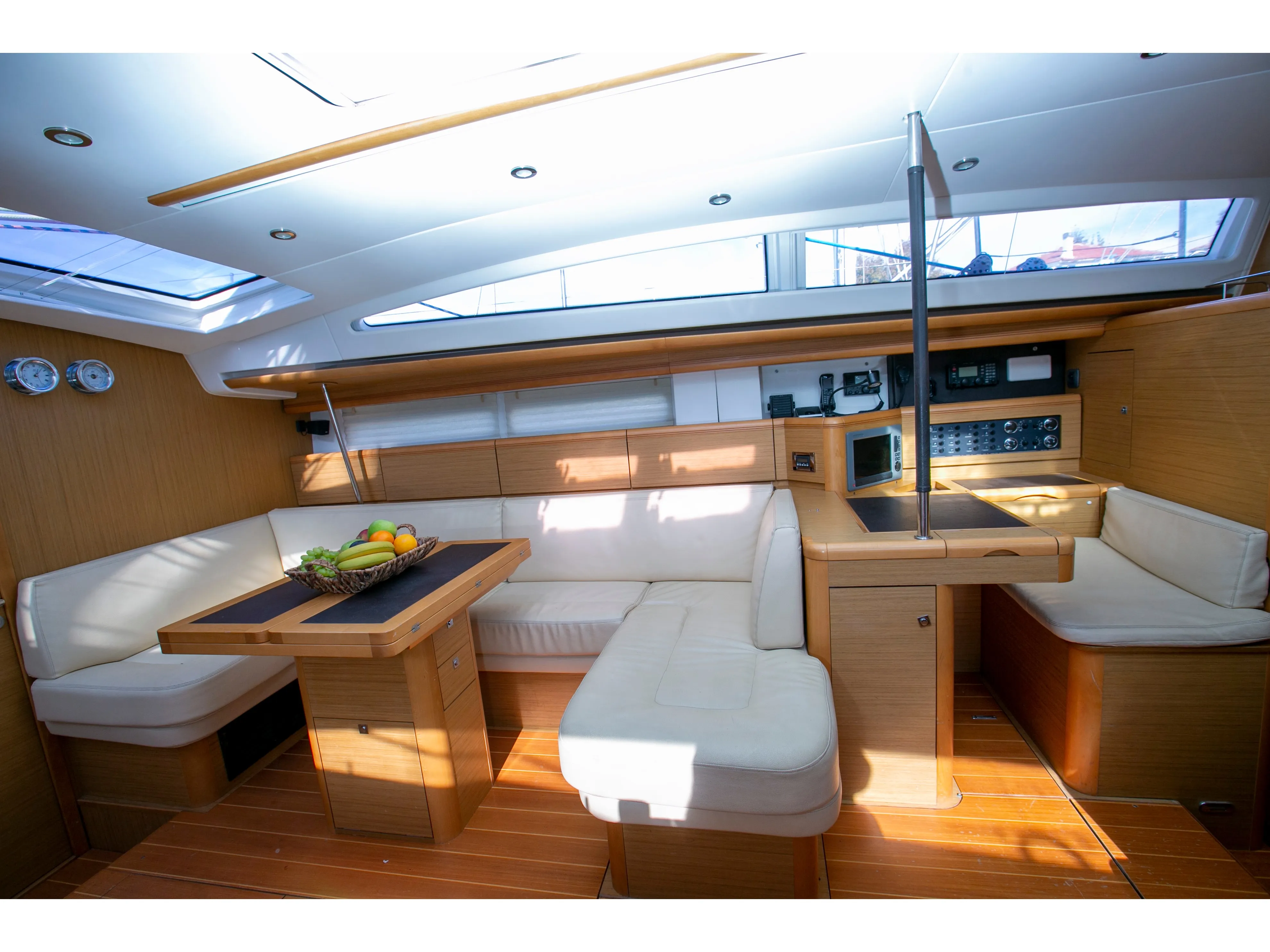 Jeanneau 57 Messenger — yacht photo 2