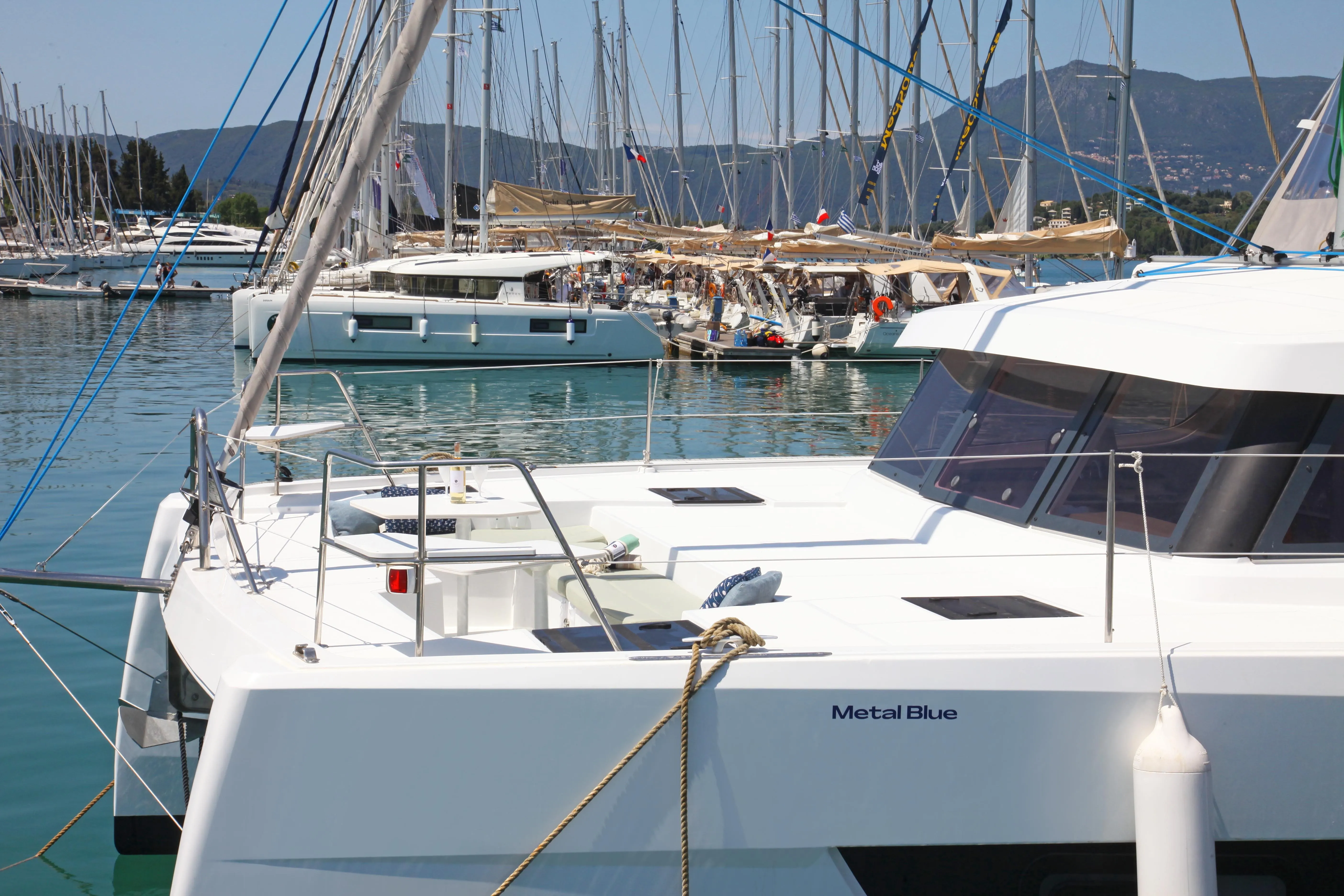 Bali Catspace METAL BLUE — Yachtfoto 2