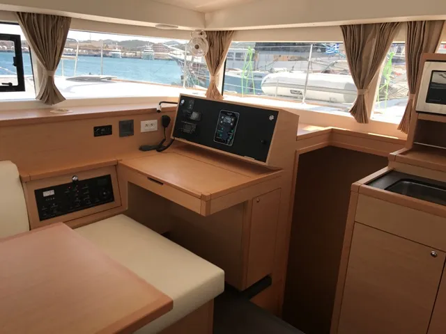 Lagoon 400 S2 Tulip — фотография яхты 3