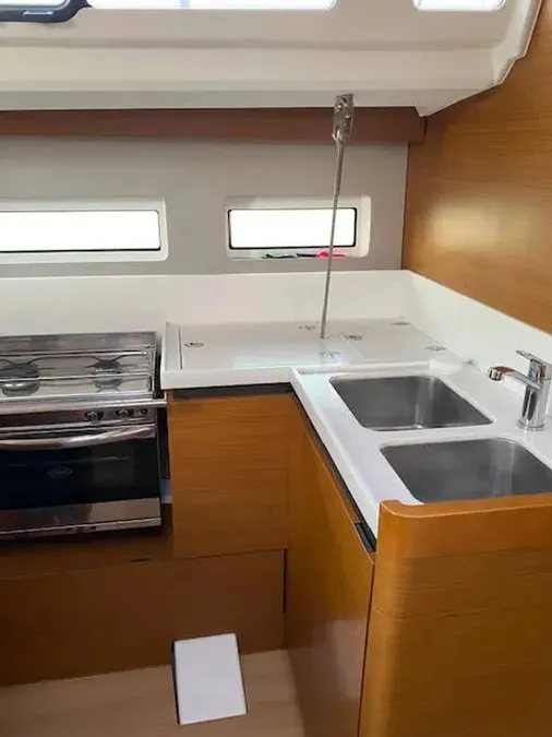 Sun Odyssey 440 GOJI BERRY — фотография яхты 5