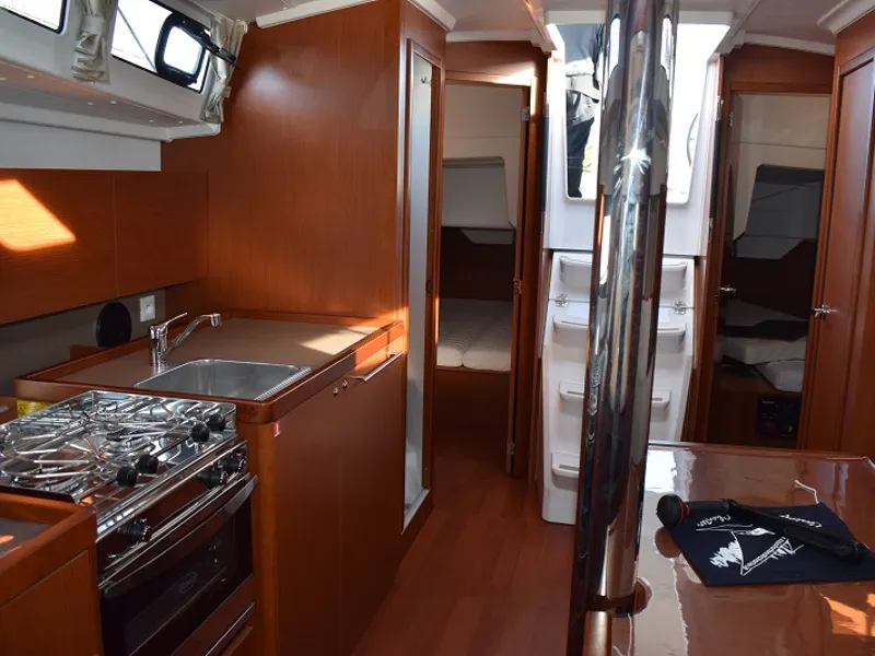 Oceanis 38 Ánemos — yacht photo 2