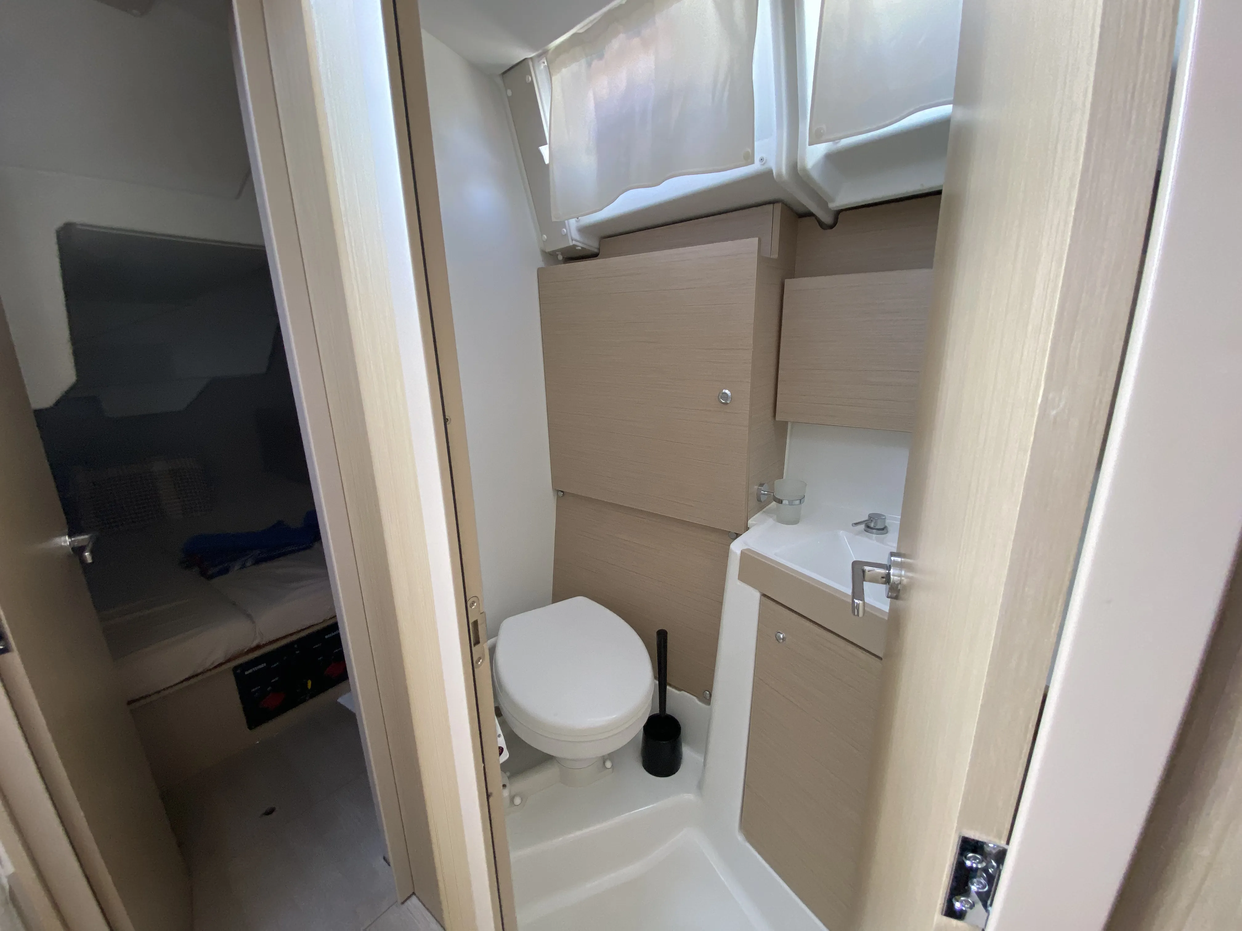 Oceanis 38.1 Helena — фотография яхты 10