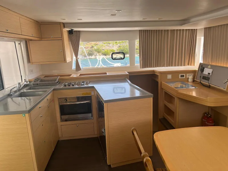 Lagoon 450 Fly CARIAMA (air condition, generator, water maker, flybridge) — foto dello yacht n. 7