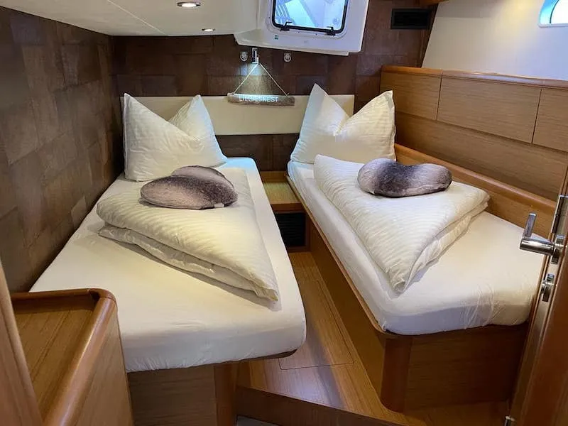 Jeanneau 57 CHAMPAGNE — yacht photo 2