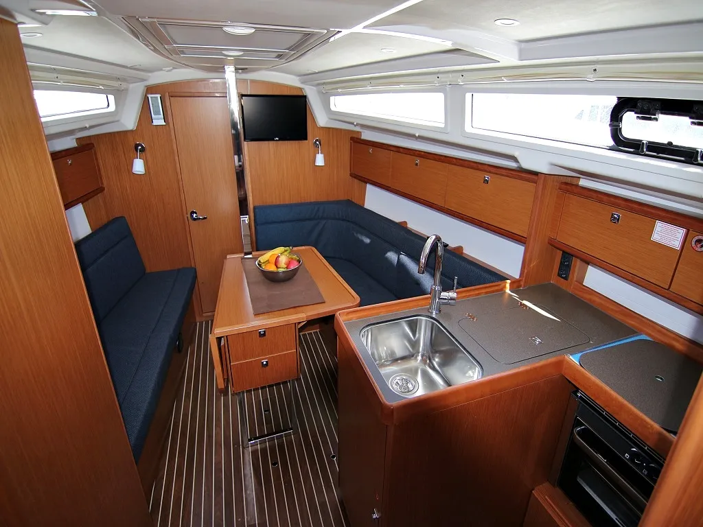 Bavaria Cruiser 34 BELLA — фотография яхты 12