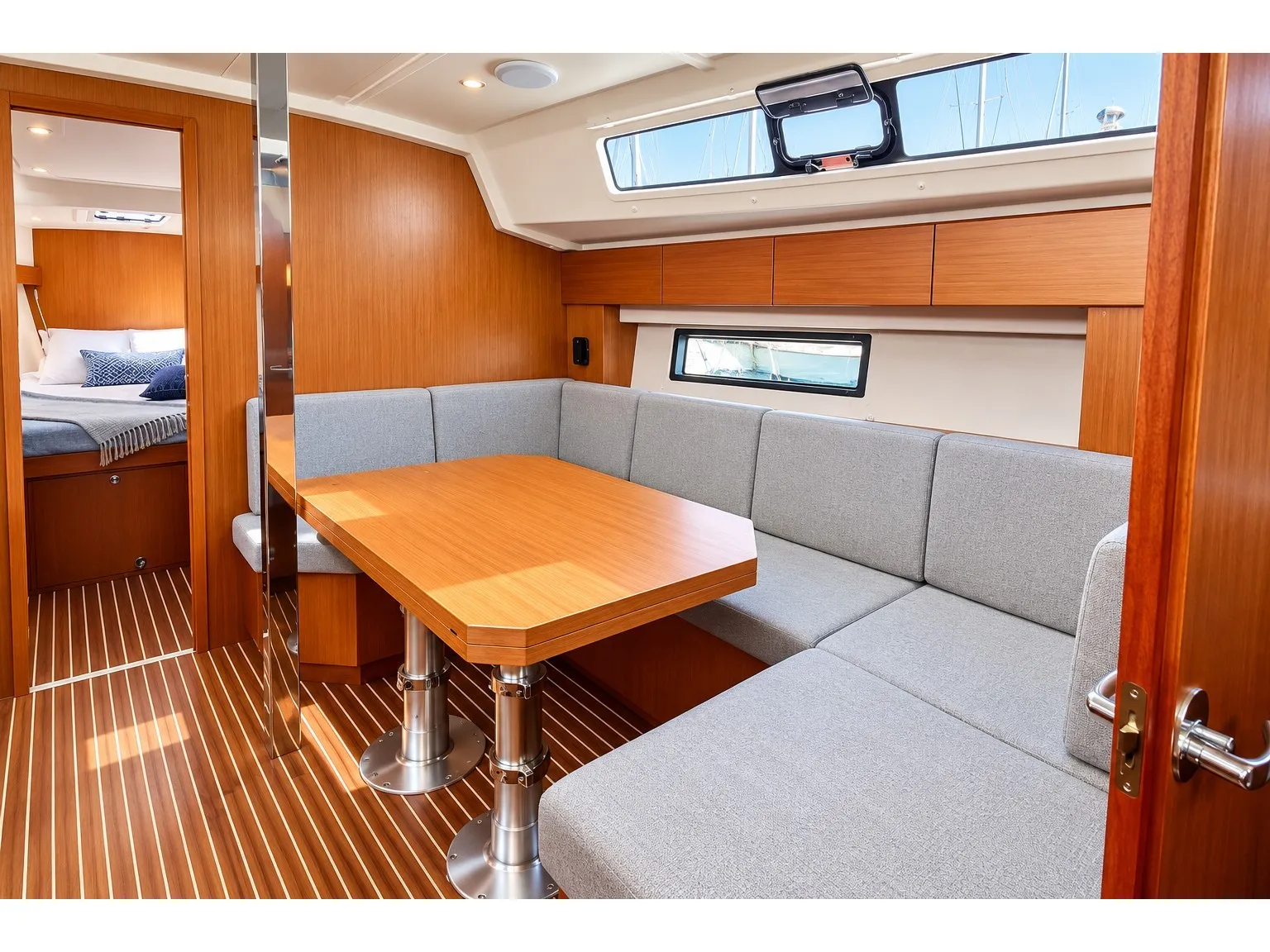 Bavaria 42 Sakura J — Yachtfoto 6