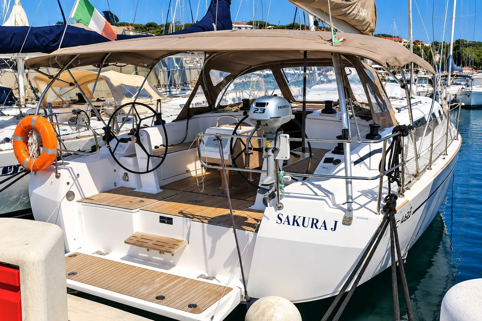 Bavaria 42 Sakura J — Yachtfoto 3