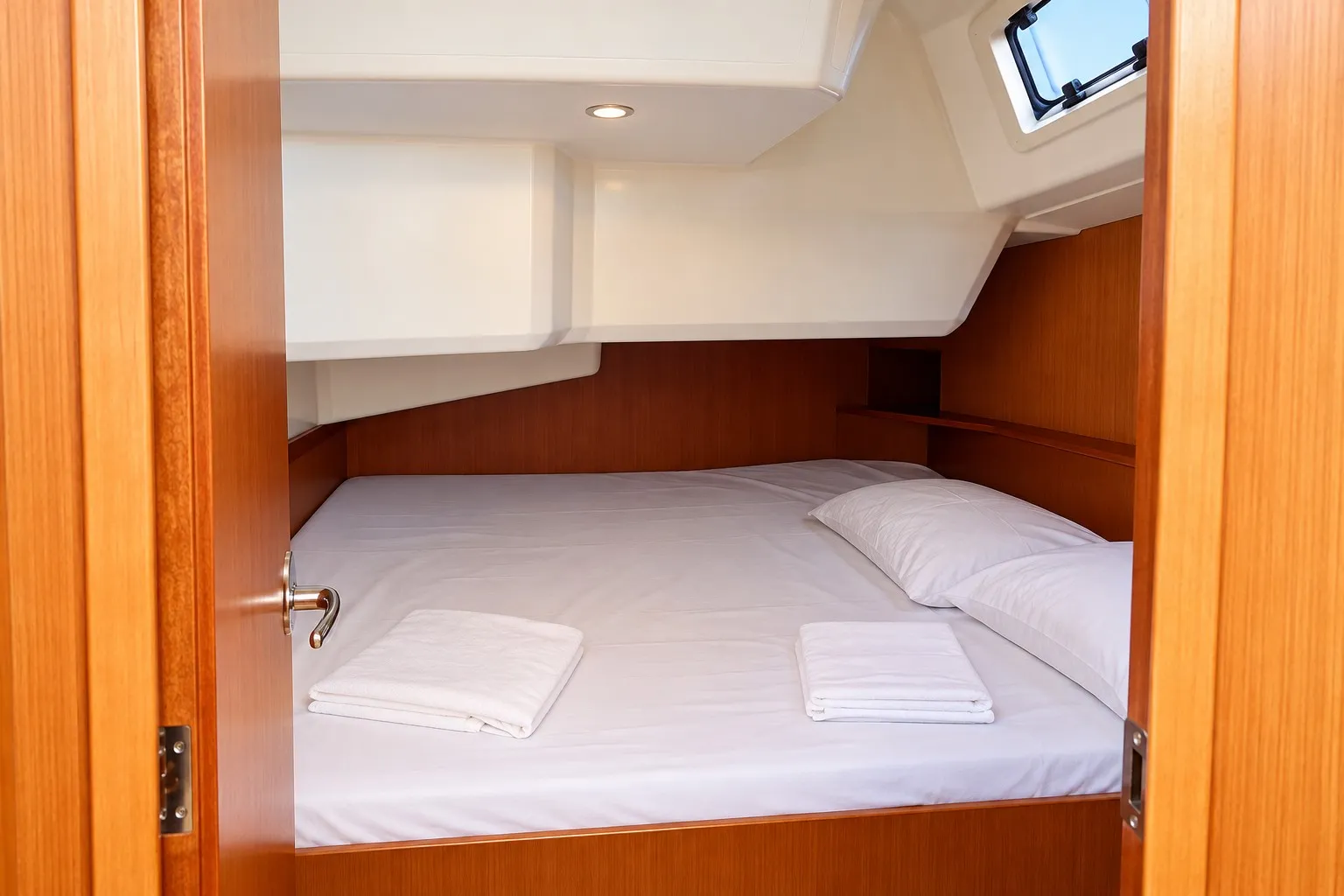 Bavaria 42 Sakura J — Yachtfoto 7
