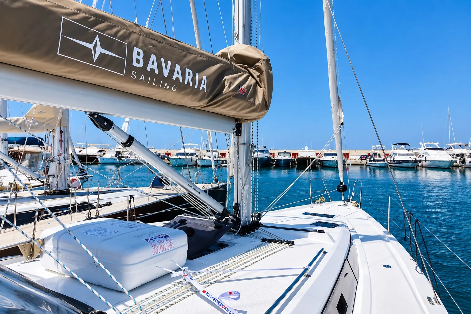Bavaria 42 Sakura J — Yachtfoto 4