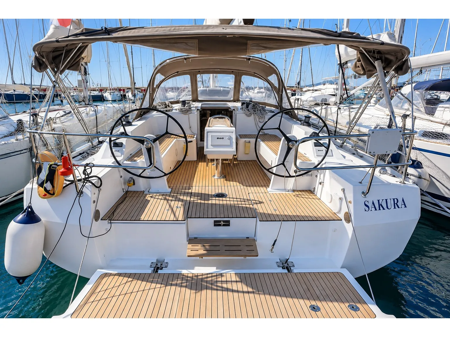 Bavaria 42 Sakura J — Yachtfoto 1