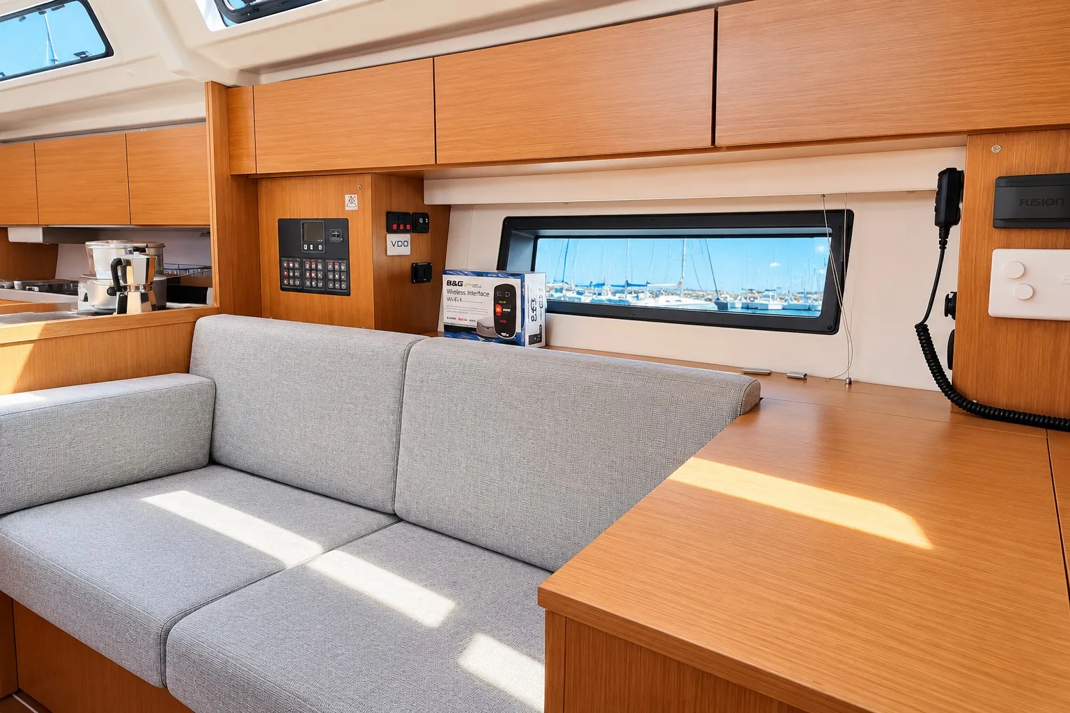 Bavaria 42 Sakura J — Yachtfoto 8