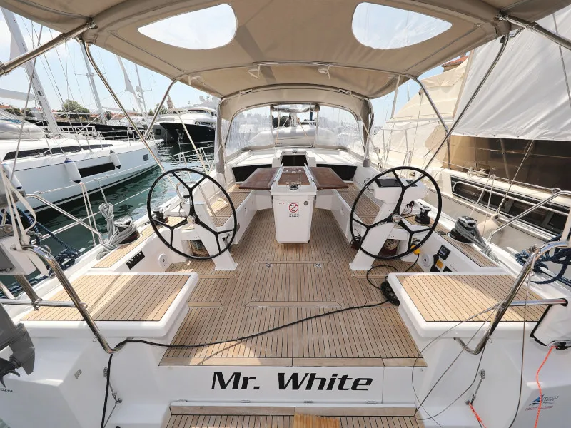 Oceanis 46.1 MR. WHITE — фотография яхты 31