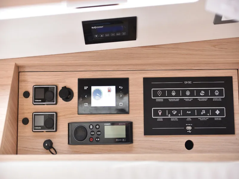 Oceanis 46.1 MR. WHITE — фотография яхты 74