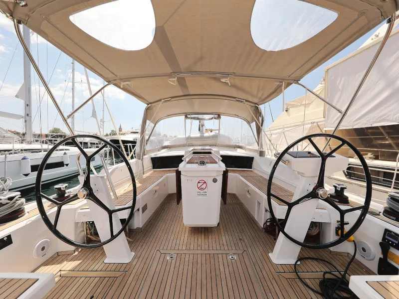 Oceanis 46.1 MR. WHITE — фотография яхты 28