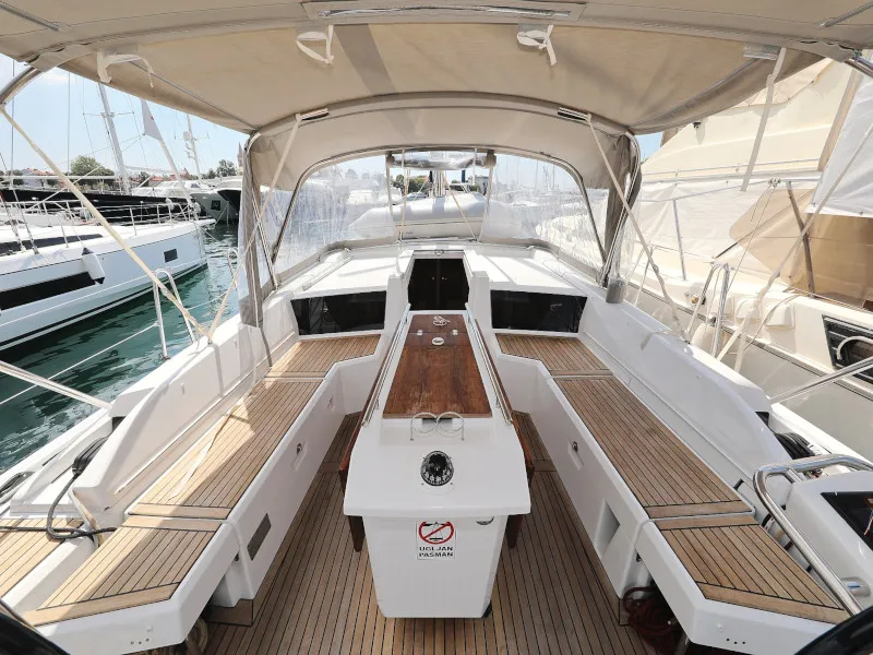 Oceanis 46.1 MR. WHITE — фотография яхты 12
