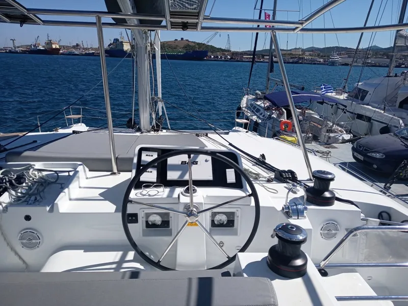 Lagoon 450 Fly Golden Dream — фотография яхты 3