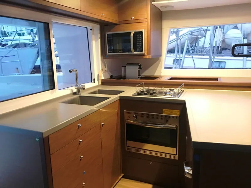 Lagoon 450 Fly Golden Dream — фотография яхты 7