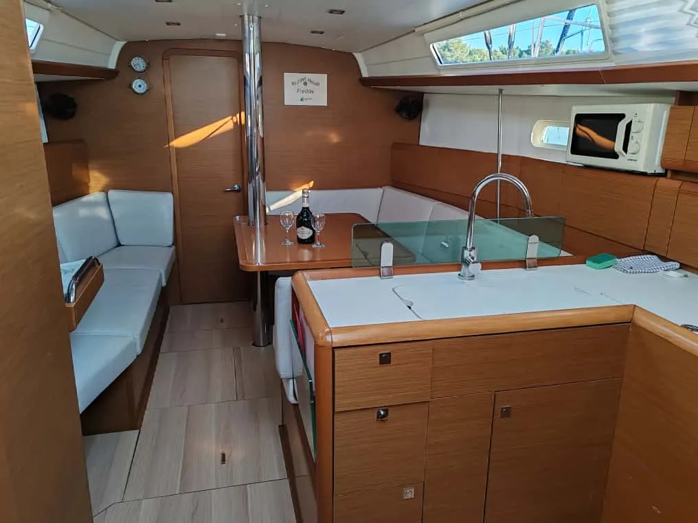 Sun Odyssey 389 Freddie — снимка на яхтата 11