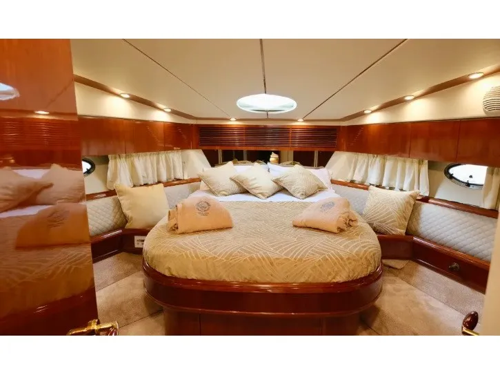 Fairline Squadron 55 Premium — yacht photo 2