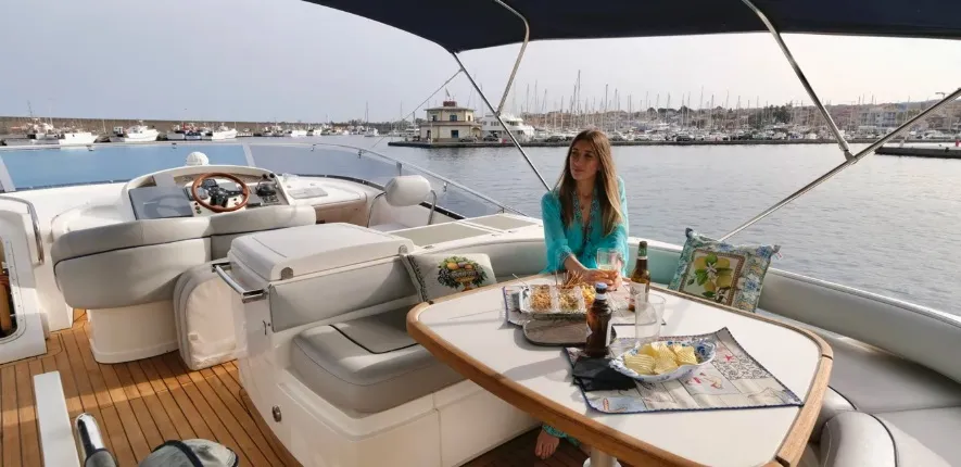 Fairline Squadron 55 Premium — yacht photo 3