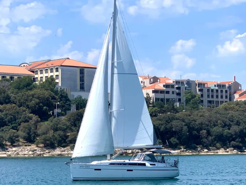 Bavaria Cruiser 37 Bibi — фотография яхты 12