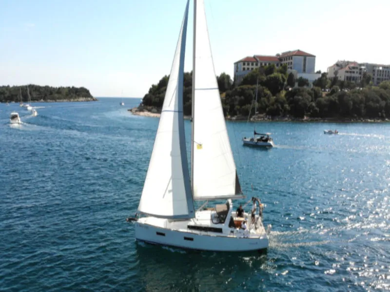 Oceanis 38 Olli — фотография яхты 9
